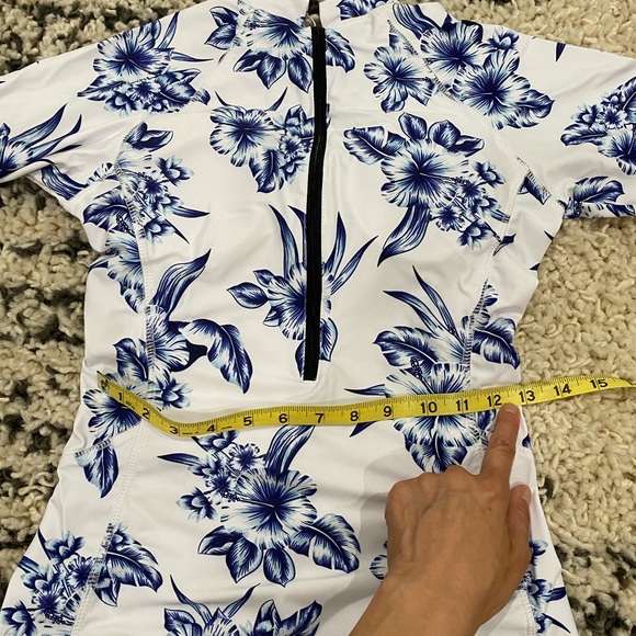 Long sleeve one piece Swimsuit - Picture 13 of 14